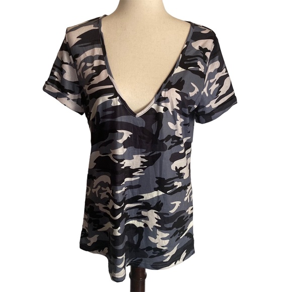 Camo Print Deep V-Neck Short Sleeve Tunic Shirt NWT - M - Picture 4 of 12